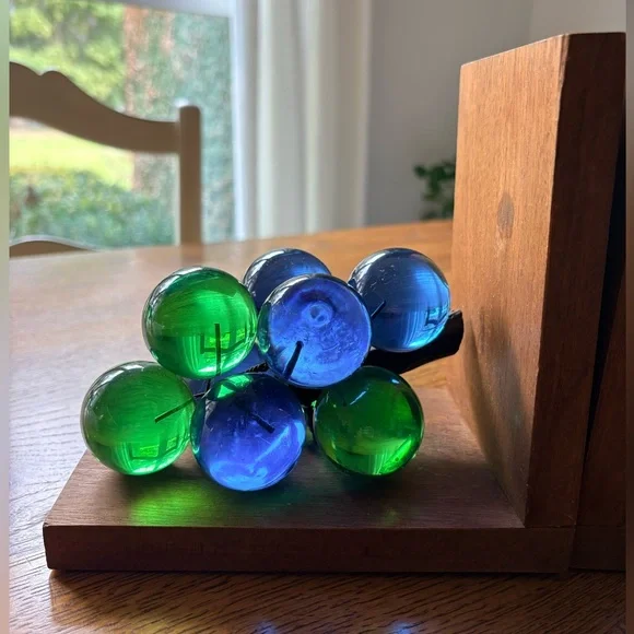 Mid-Century Modern Vintage Blue & Green Lucite Grapes mounted wooden Bookend - Picture 3 of 12
